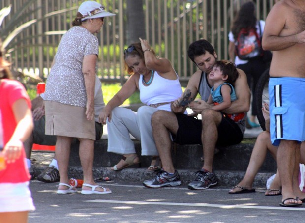 Ego Eriberto Leão Passeia Com O Filho No Leblon Notícias De Famosos 6234