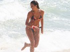 Bruna Marquezine grava de biquíni na praia