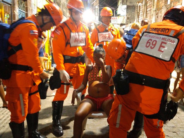 Jovem de 22 anos entrou em trabalho de parto em circuito de Salvador (Foto: Divulgação/Corpo de Bombeiros)