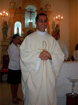 Padre larga batina e assume amor após engravidar jovem na Bahia (Foto: Emília Carneiro/ Arquivo Pessoal)