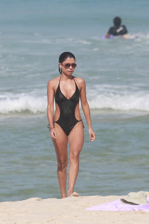Anna Lima na praia (Foto: Dilson Silva / Agnews)