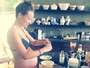Olivia Wilde exibe barrigão de grávida e mostra dotes culinários em clique