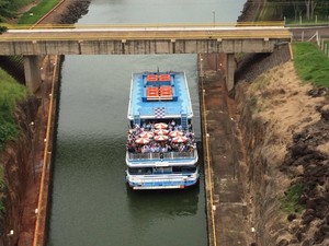 Abertura da hidrovia Tietê-Paraná teve como solenidade passeio em barco turístico com o governador Geraldo Alckmin e outros governadores, políticos e representantes do Departamento Hidroviário (Foto: Marcos Lavezo/G1)