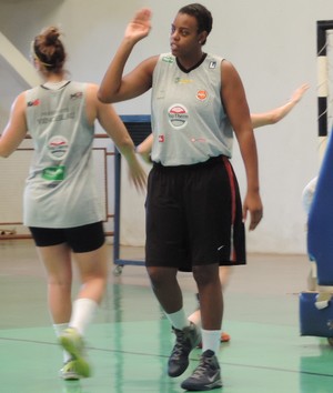 Americana Talia, reforço do time de basquete feminino de Presidente Venceslau (Foto: João Paulo Tilio / GloboEsporte.com)