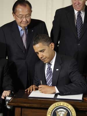 O presidente Barcak Obama e o senador Daniel Inouye (esq), em foto de arquivo de julho de 2009. (Foto: Alex Brandon / Arquivo / AP Photo)