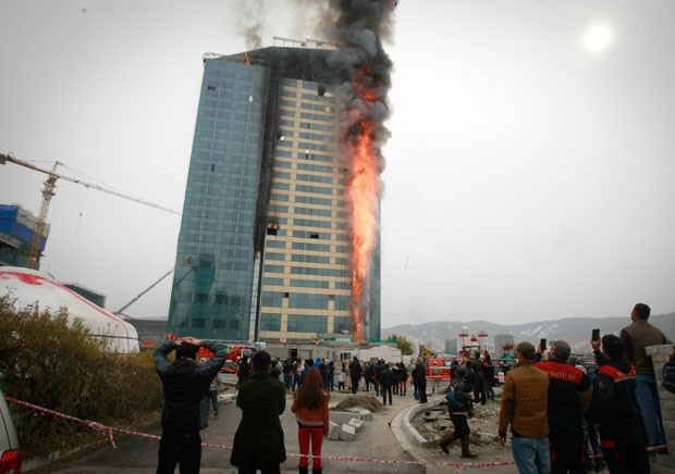 Prédio do primeiro hotel cinco estrelas da Mongólia foi atingido por incêndio nesta terça-feira (30) (Foto: Byambasuren Byamba-Ochir/AFP)
