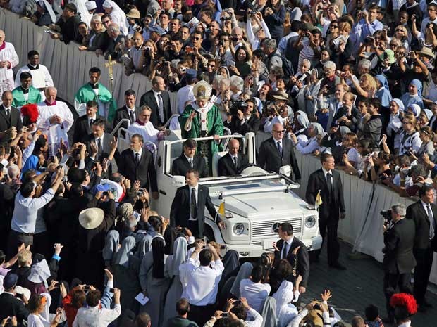 Fiéis acompanham a chegada do papa Bento XVI para abrir o ‘Ano da Fé’ no Vaticano. (Foto: Stefano Rellandini / Reuters)