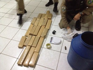 Drogas foram apreendidas com suspeitos de roubos em PE e AL (Foto: Divulgação/ Ascom PRF)