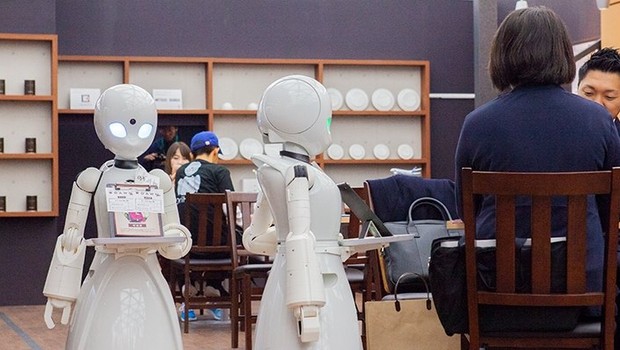 No café Dawn ver.β, os garçons são robôs operados por pessoas com deficiência (Foto: Reprodução/Facebook)