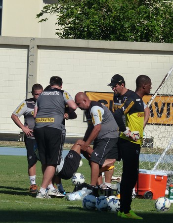 Wallyson se lesiona em treino do Botafogo (Foto: Bernardo Eyng)