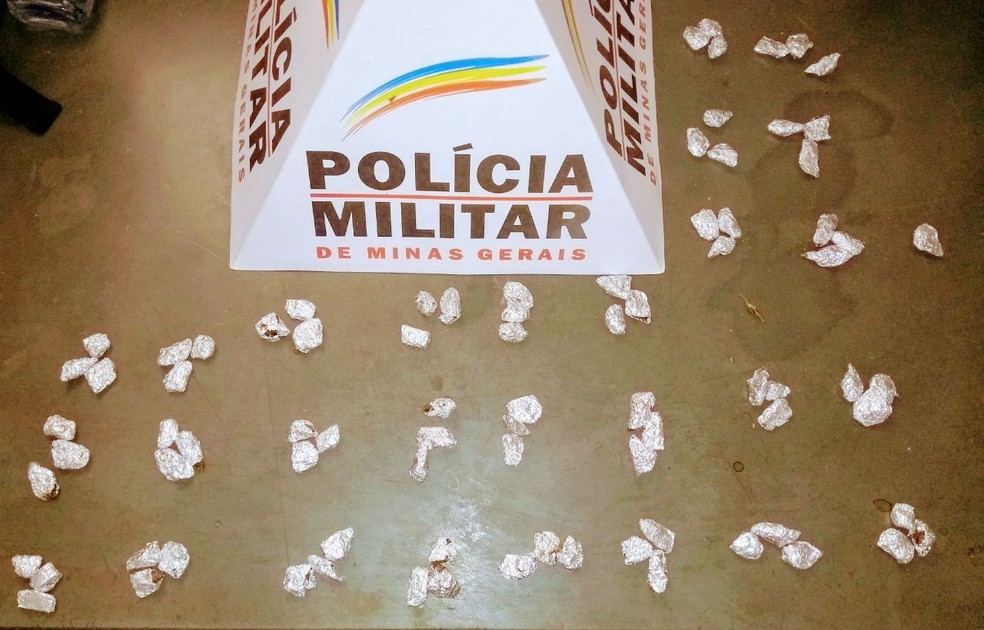 Policiais viram quando suspeitos tentaram dispensar drogas (Foto: Polícia Militar/Divulgação)