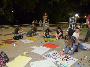 Manifestantes se reuniram para preparar material para ato (Foto: Fernanda Zanetti/G1) Manifestantes se reuniram para preparar material para ato (Foto: Fernanda Zanetti/G1)