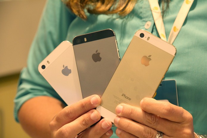 iPhone 5S preto foi o mais vendido do dia; iPhone 5C quase não foi escolhido (Foto: Allan Melo / TechTudo) iPhone 5S preto foi o mais vendido do dia; iPhone 5C quase não foi escolhido (Foto: Allan Melo / TechTudo)