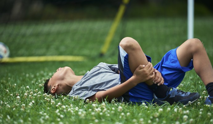 Menino com dor na canela futebol euatleta (Foto: Getty Images)