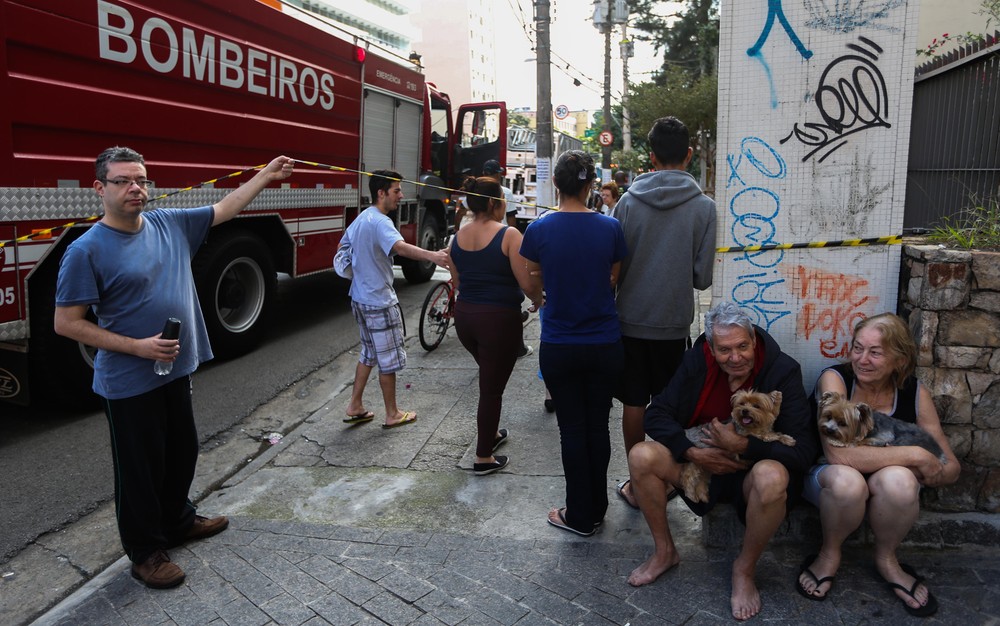 Moradores do prédio deixaram seus apartamentos acompanhandos apenas dos animáis domésticos  (Foto: TIAGO QUEIROZ/ESTADÃO CONTEÚDO)