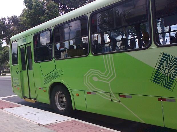 Sentada no ponto de ônibus, a moradora registra um ônibus parado sobre a faixa de pedestres em São José dos Campos. (Foto: Mara Rosana Rodrigues/Arquivo Pessoal)
