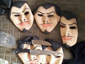 Máscaras podem ter sido usadas para a quadrilha praticar assaltos (Foto: Henrique Dovalle/Inter TV Cabugi)