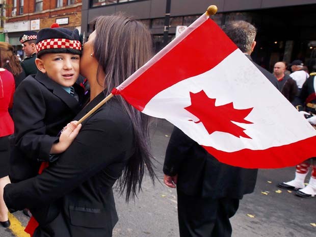 Marcus Cirillo, de 5 anos, é carregado por sua tia, Natasha Cirillo, durante a procissão do funeral de seu pai, Nathan Cirillo, morto por atirador em Ottawa (Foto: REUTERS/Mark Blinch) Marcus Cirillo, de 5 anos, é carregado por sua tia, Natasha Cirillo, durante a procissão do funeral de seu pai, Nathan Cirillo, morto por atirador em Ottawa (Foto: REUTERS/Mark Blinch)