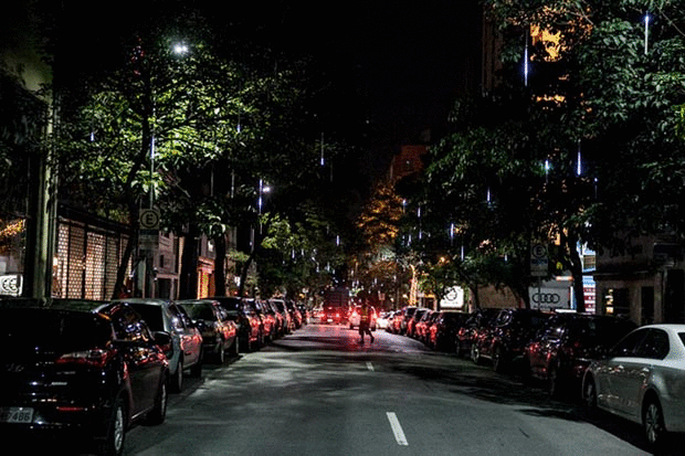 17-12-2014 - Luzes de natal enfeitam a Rua Oscar Freire, em São Paulo (Foto: Marcelo Brandt/G1)