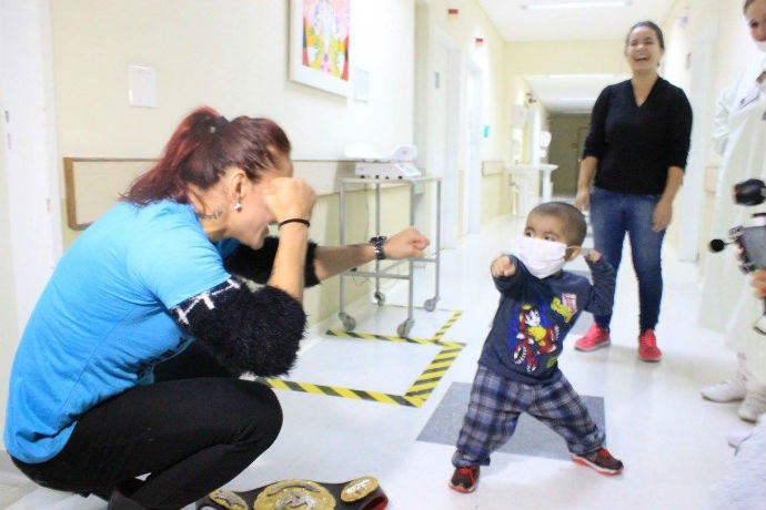 Cris Cyborg visita hospital doação sangue