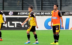 Lucas Crispim e Luan no treino Vasco (Foto: Gustavo Rotstein)