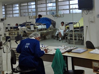 Internada no Setor de Queimados, mulher também teve parte do tórax atingido pelas chamas (Foto: Katherine Coutinho / G1)