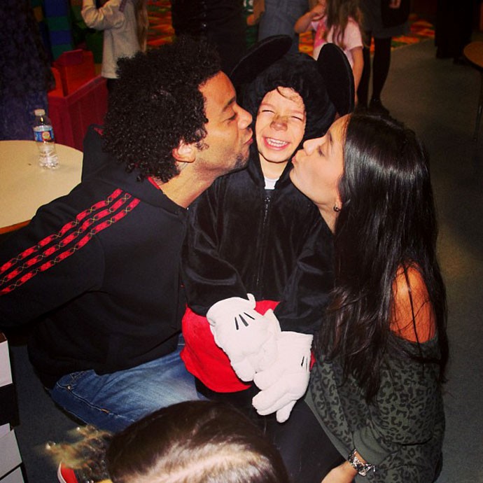 Marcelo, real madrid, com o filho e a mulher (Foto: Reprodução / Instagram) Marcelo, real madrid, com o filho e a mulher (Foto: Reprodução / Instagram)