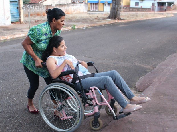 Idosa constrói rampa para facilitar acesso de filha cadeirante (Foto: Gabriela Pavão/ G1 MS)
