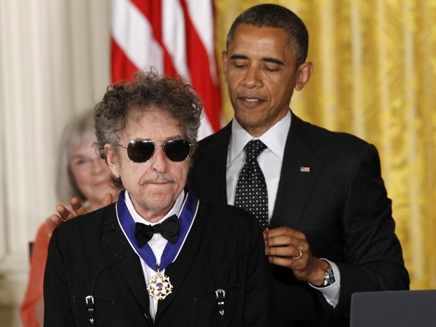 Bob Dylan recebe medalha de Obama nesta terça-feira (29) na Casa Branca (Foto: AP/Carolyn Kaster)