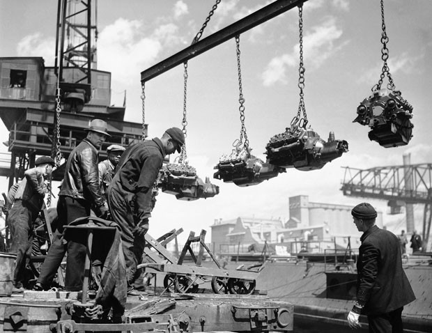 Abril de 1937 - Funcionários trabalham na planta do rio Rouge da Ford Motor em Dearborn, Michigan (Foto: AP/Arquivo)