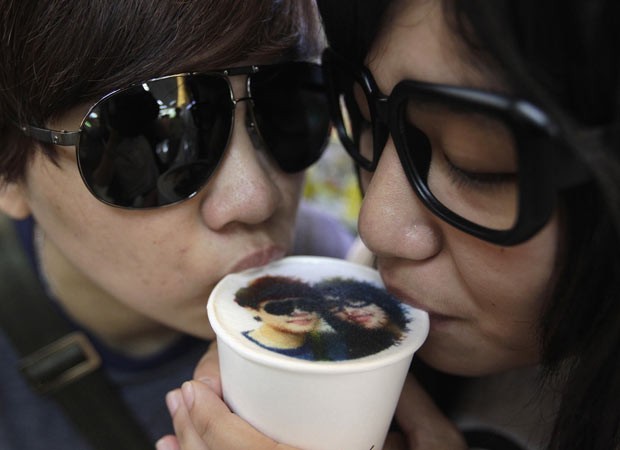 Café oferece foto dos clientes 'impressa' no latte em Taiwan (Foto: Pichi Chuang/Reuters)