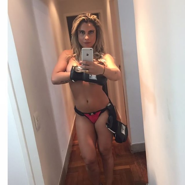 Dani Sperle posa para selfie fazendo topless (Foto: Instagram/ Reprodução)