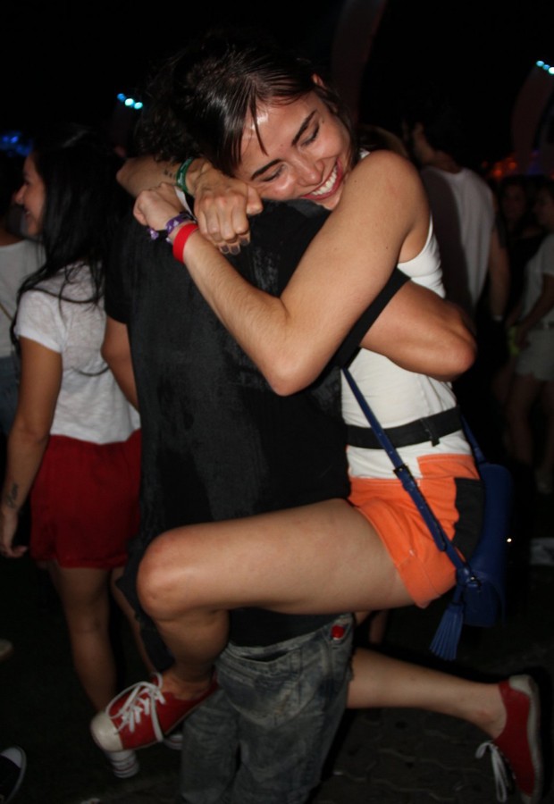 A atriz pulou no colo de Wolf Maya (Foto: Agnews)