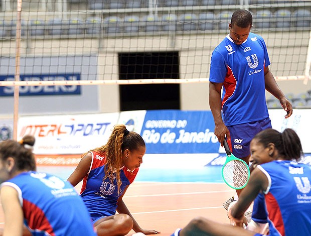 funcionário mata mosquitos no treino de vôlei do Rio de Janeiro (Foto: Alexandre Cassiano / Ag. O Globo)