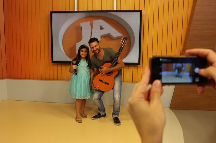 Anna Lira com o professor Willian após gravação de programa na RBS TV (Foto: Luã Hernandez / RBS TV)