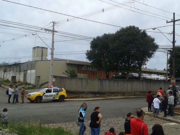 Rebelião na cadeia pública de Guarapuava  (Foto: Valdinei Oliveira / RPC TV)