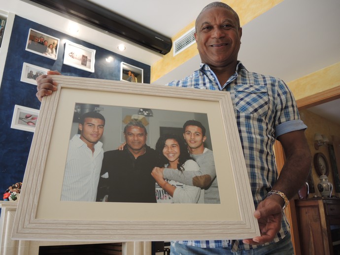 Mazinho com imagem dos filhos (Foto: Cassio Barco)