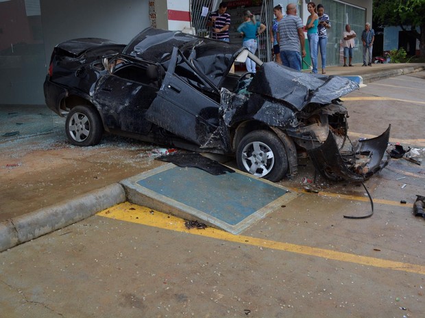 Depois de capotar, carro se chocou contra a porta de entrada de uma farmácia (Foto: Jeferson Carlos/G1)