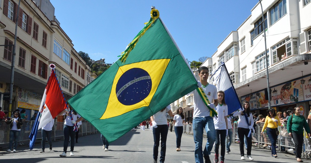 Desfile atraiu centenas de pessoas no Dia da Independência em ... - Globo.com