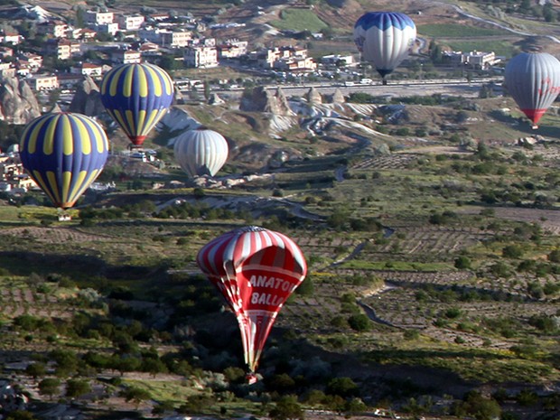 Balão murcho é visto perdendo altitude após colidir com outro balão no ar na Capadócia, Turquia. Turistas brasileiros se envolveram no acidente. (Foto: AFP/Anadolu)