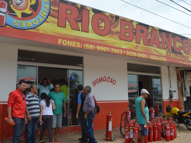 Clientes se surpreenderam com a falta de extintores nas lojas   (Foto: Aline Nascimento/G1)