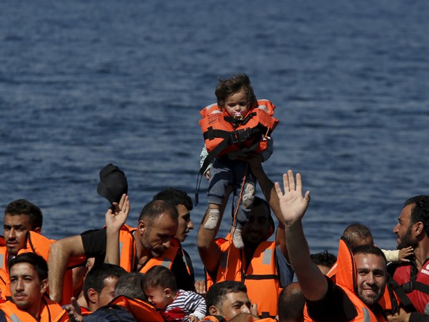 Fluxo de imigrantes que fogem de pobreza e violência desafia políticas europeias de imigração (Foto: Reuters/Alkis Konstantinidis)