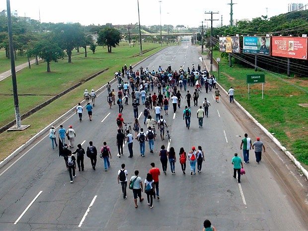 Manifestantes na Avenida Paralela, em Salvador (Foto: Lílian Marques/ G1)
