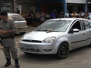 Homem morre ao ser baleado dentro de carro e bebê é atingido na cabeça em Aparecida de Goiânia (Foto: Reprodução/TV Anhanguera)