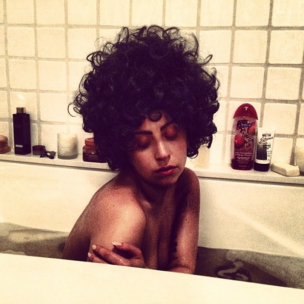 Lady Gaga em banheira (Foto: Instagram/ Reprodução)