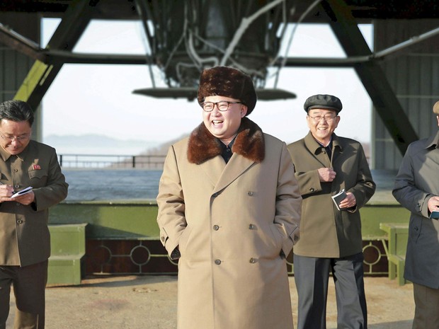 Kim Jong-un durante teste do míssil neste sábado (9) (Foto: Reuters/KNCA)