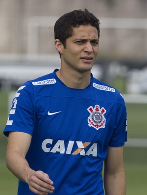 Anderson Martins treina entre titulares e deve enfrentar o Fluminense