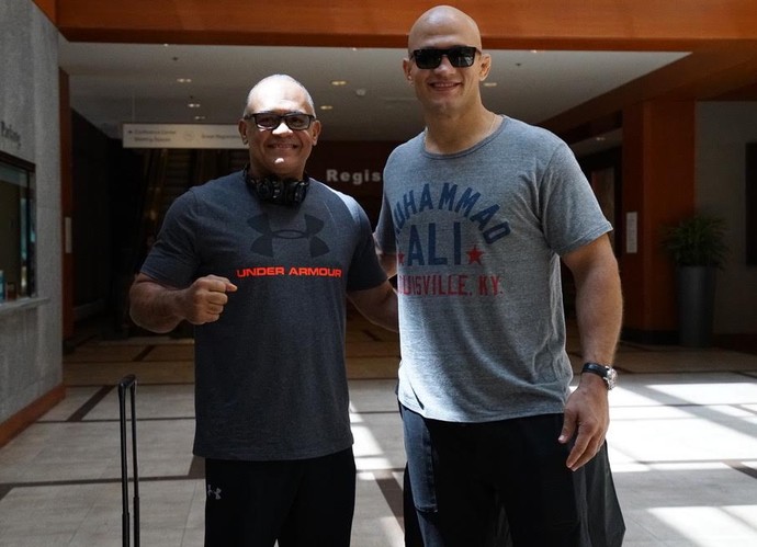 Junior Cigano desembarca em Dallas (Foto: Evelyn Rodrigues)