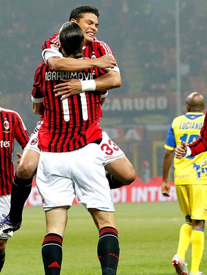 Thiago Silva comemora gol do Milan contra o Chievo (Foto: Reuters)