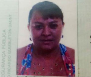 Antônia Luzia de Souza, de 32 anos, levou uma facada no pescoço (Foto: Marcelino Neto/O Câmera)